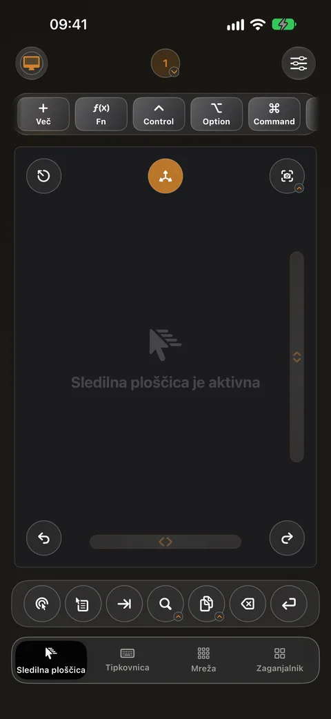 Zaslon sledilne ploščice aplikacije Control My Mac na iPhonu, z modifikacijskimi tipkami na vrhu in hitrimi gumbi na dnu